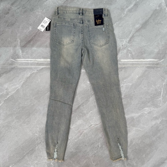 Juniors' Indigo Rein Mid-Rise Destructed Distressed Curvy Cropped Jeans Size 3 - Picture 8 of 16